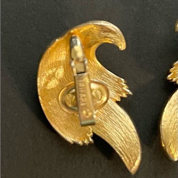 Elegant Trifari Clip On Gold Earrings - Picture 4 of 5